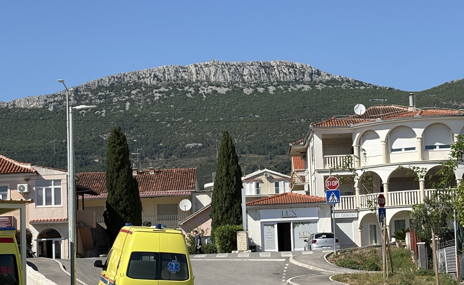 Kozjak-Bergmassiv über dem Dorf