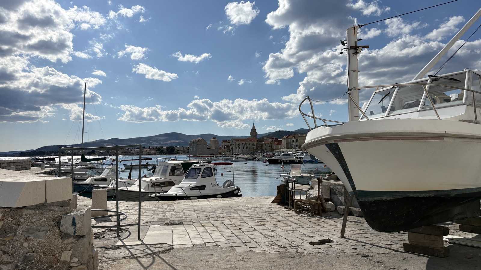 Kaštel Stari – Hafen mit Kirchturm