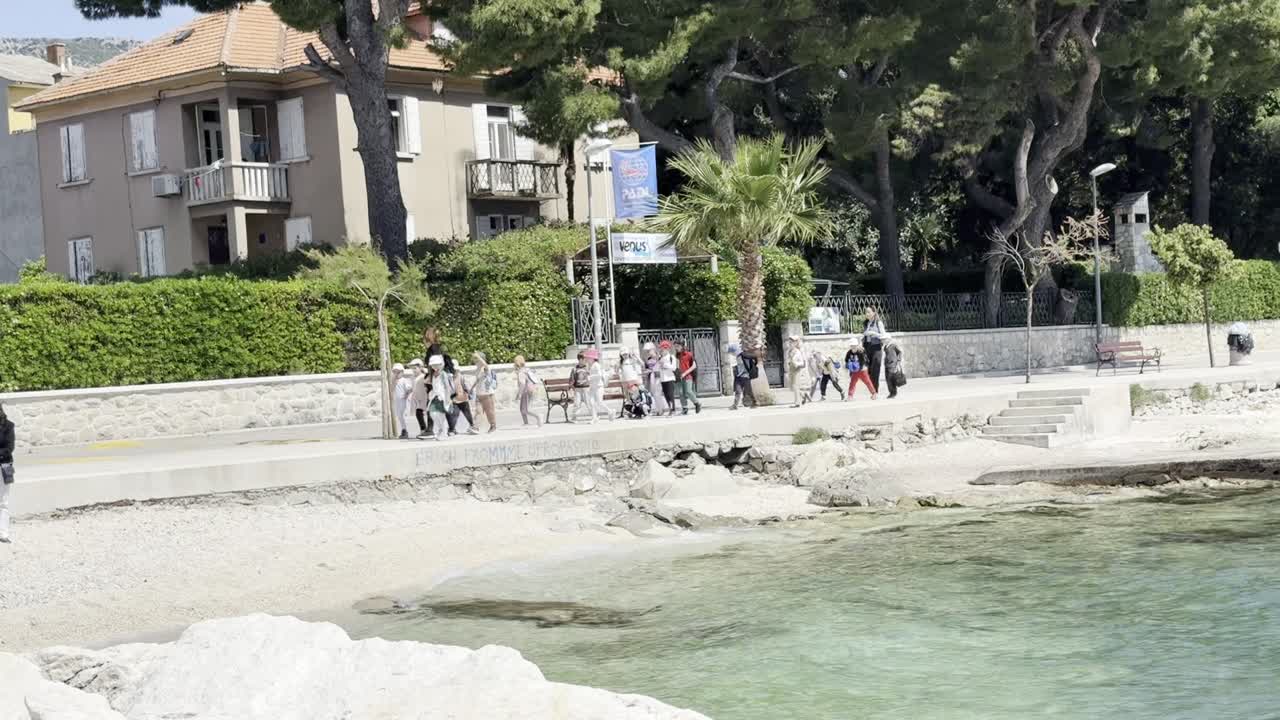 Bucht bei Kaštel Stari – Spaziergang am Wasser