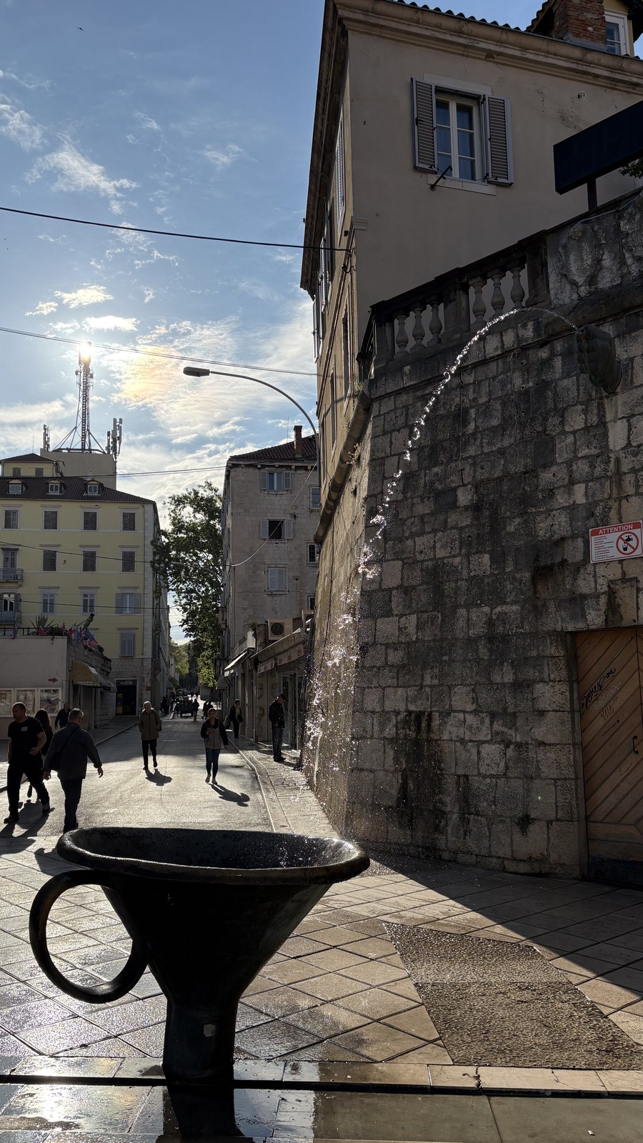 Split – Altstadt-Gasse mit Wasserspiel