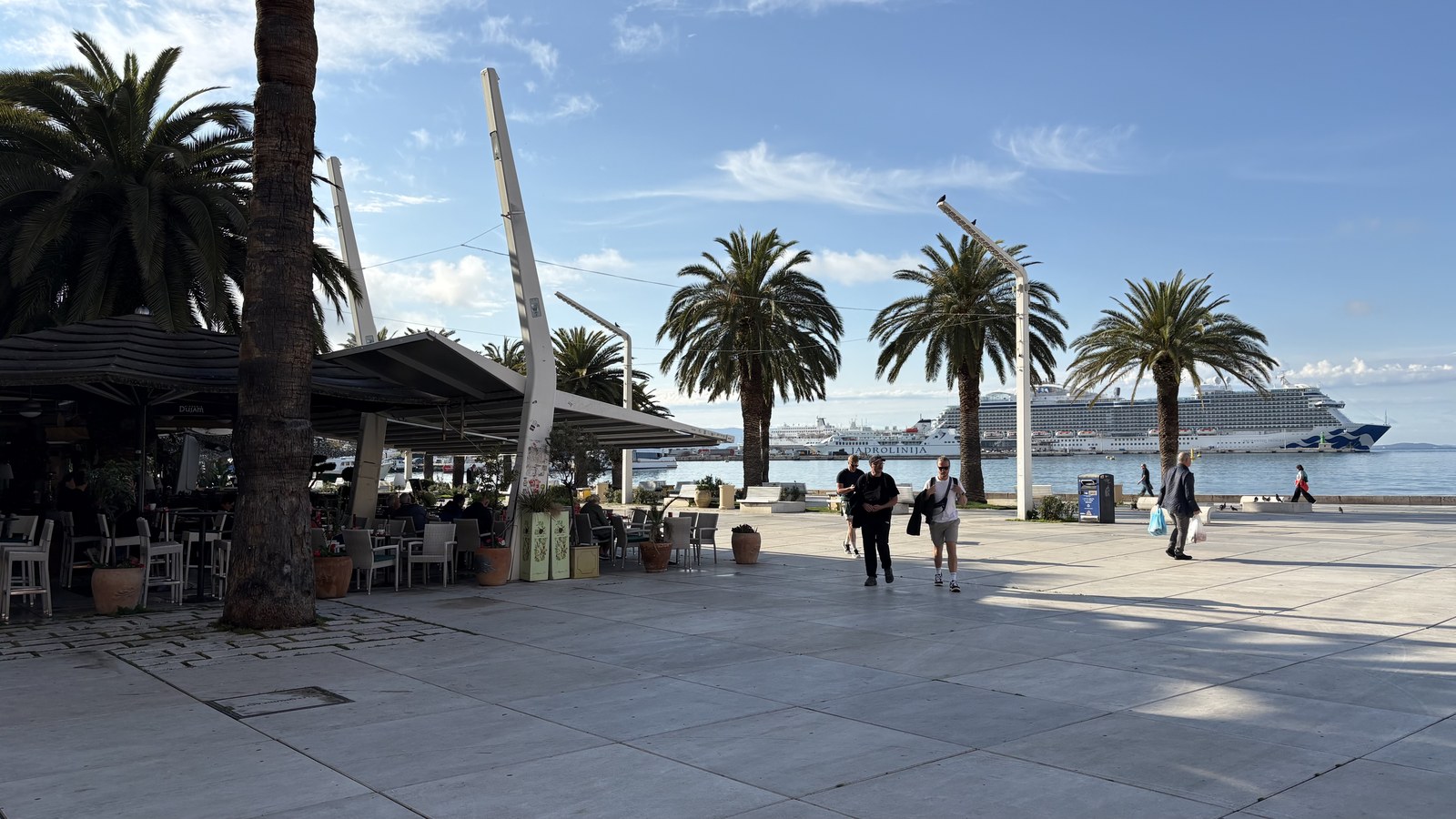 Split – Riva mit Kreuzfahrtschiff